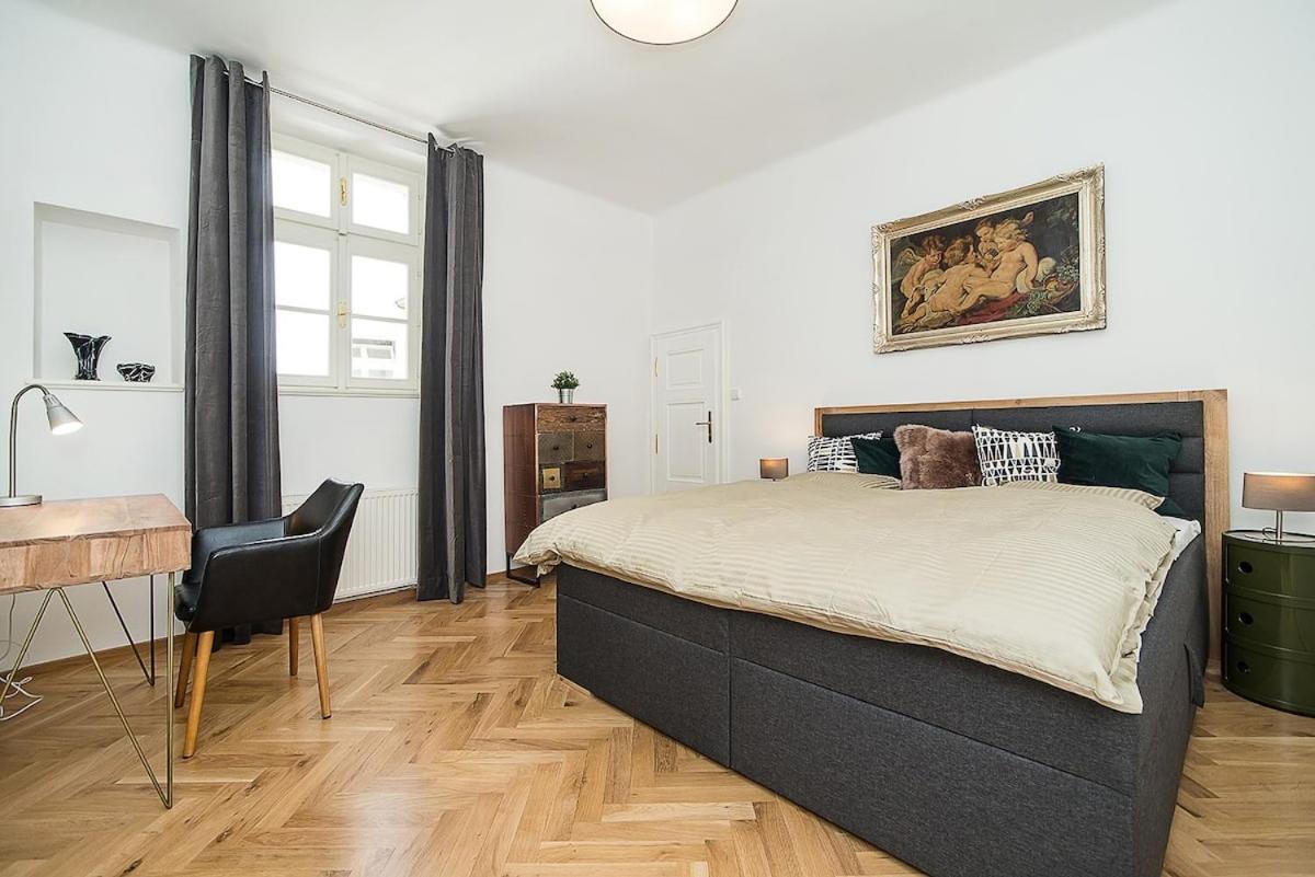 Newly Renovated 1-Bed Apartment At Charles Bridge Prag Dış mekan fotoğraf