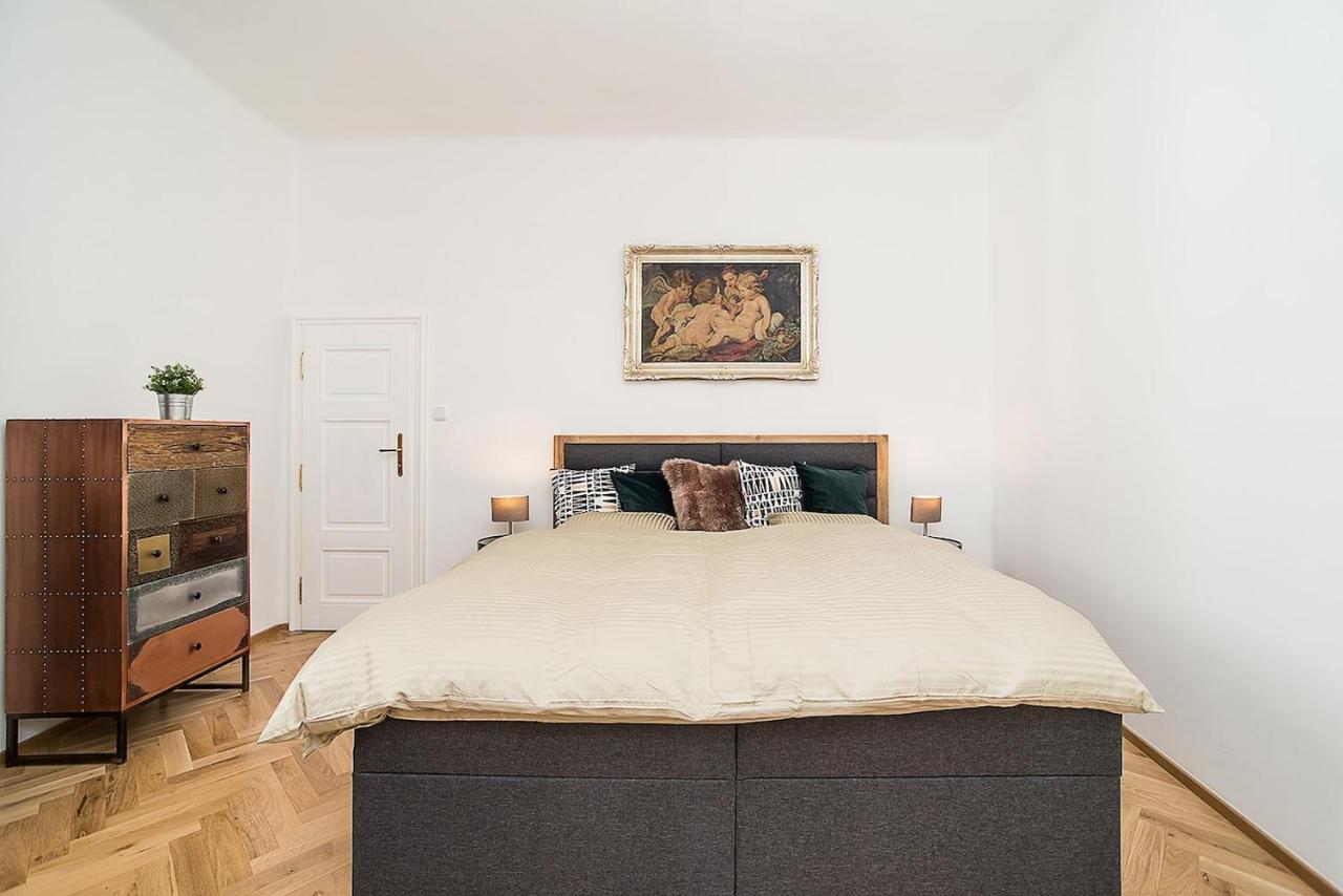 Newly Renovated 1-Bed Apartment At Charles Bridge Prag Dış mekan fotoğraf