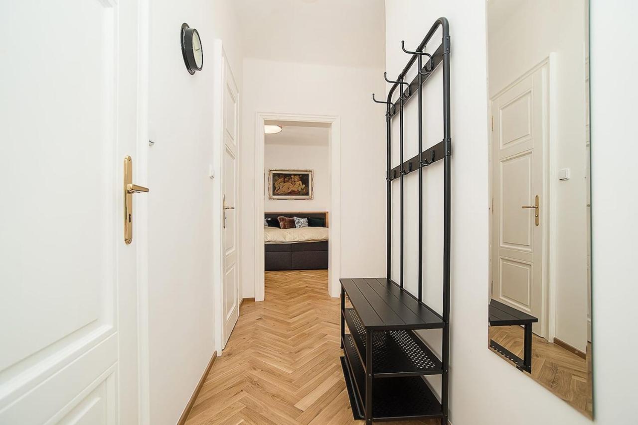 Newly Renovated 1-Bed Apartment At Charles Bridge Prag Dış mekan fotoğraf